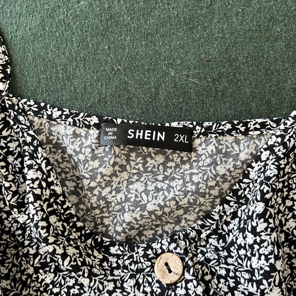 Size 2X, plus size button down flower pattern romper - Picture 2 of 3